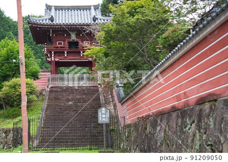 當麻寺奥院楼門と朱色の塀 91209050