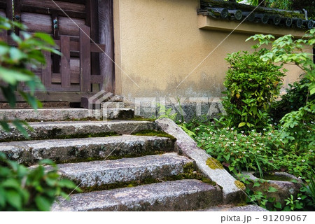 當麻寺西南院_山門と苔むした石段 91209067