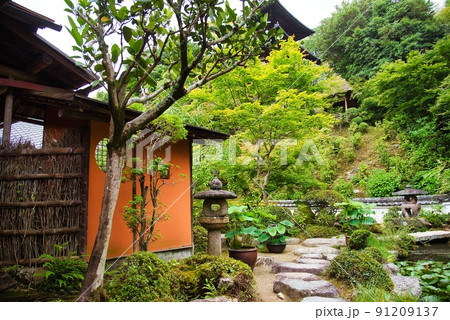 當麻寺中之坊_香藕園祠と飛石と塔 91209137