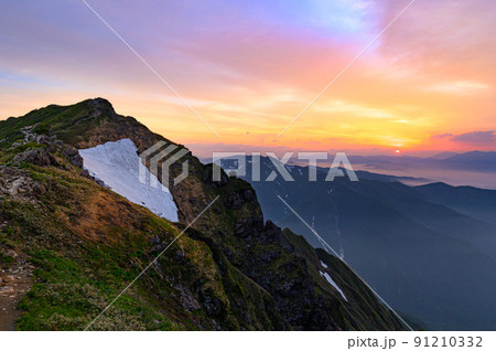 (群馬県)谷川岳山頂より望む御来光と山並み (群馬県)谷川岳山頂より望む御来光と山並み 91210332