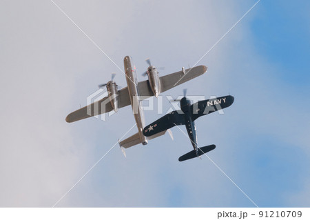 B-25Jミッチェル爆撃機を護衛するF4U-4コルセア艦上戦闘機 B-25Jミッチェル爆撃機を護衛するF4U-4コルセア艦上戦闘機 91210709