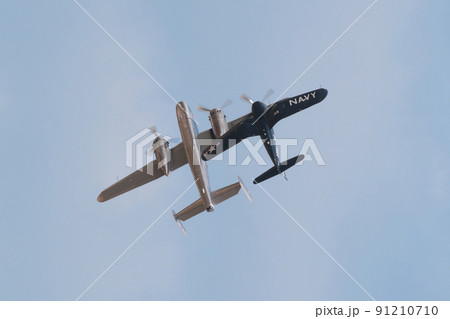 B-25Jミッチェル爆撃機を護衛するF4U-4コルセア艦上戦闘機 91210710