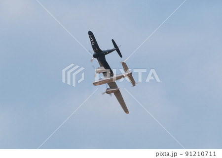 B-25Jミッチェル爆撃機を護衛するF4U-4コルセア艦上戦闘機 91210711