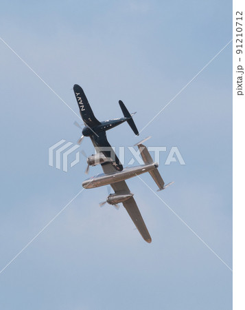 B-25Jミッチェル爆撃機を護衛するF4U-4コルセア艦上戦闘機 91210712