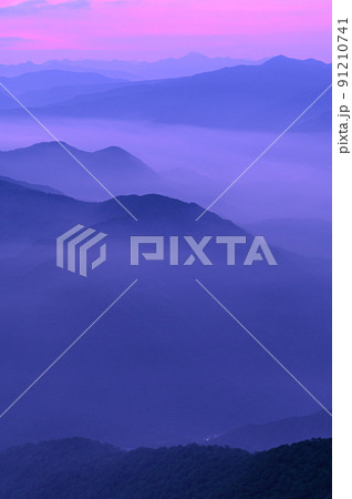 (群馬県)谷川岳展望・朝霧に包まれる山並みと朝焼けの空 (群馬県)谷川岳展望・朝霧に包まれる山並みと朝焼けの空 91210741