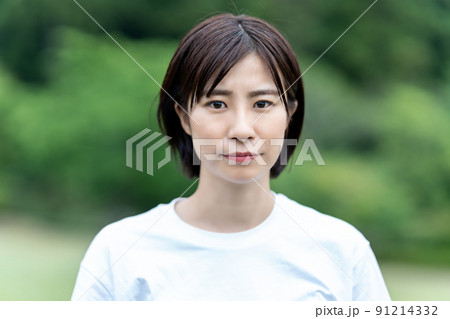 不満顔の若い女性 不満顔の若い女性 91214332