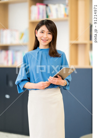 女性とオフィス 91214971