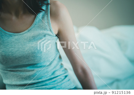 ベッドと女性と睡眠障害 91215136
