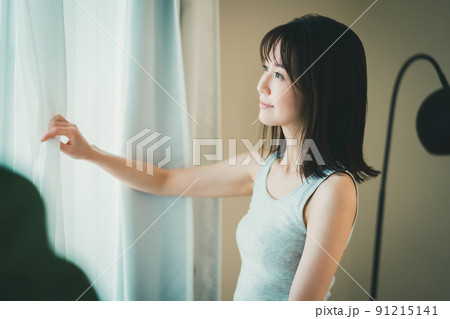 朝目覚めたら窓から外を眺める 朝目覚めたら窓から外を眺める 91215141