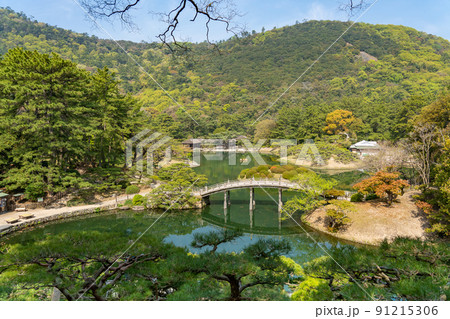 香川県高松市 栗林公園栗林公園を代表する景観の飛来峰と偃月橋 香川県高松市 栗林公園栗林公園を代表する景観の飛来峰と偃月橋 91215306