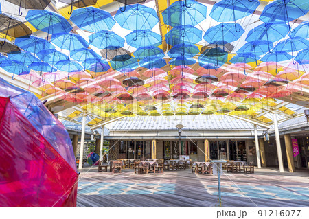 〈島根県〉カラコロ広場の天井を彩る　縁雫（えにしずく）アンブレラスカイ 91216077