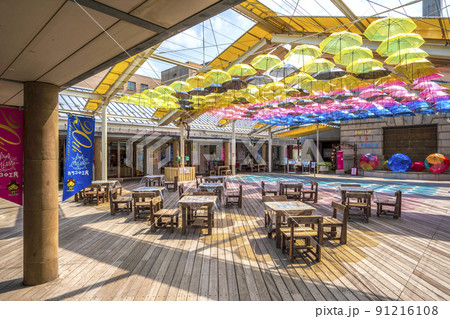 〈島根県〉カラコロ広場の天井を彩る　縁雫（えにしずく）アンブレラスカイ 91216108