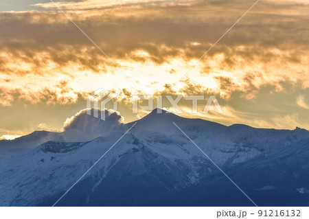展望台から見た幻想的な朝焼けに染まる十勝連峰の情景＠北海道 91216132