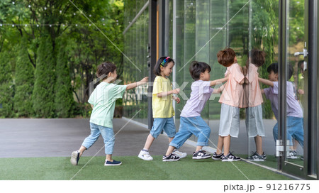 子供 男女 男の子 91216775