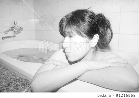 バスタイムお風呂に入る女性の姿 91216968