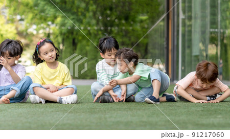 子供 芝生 仰向く 91217060