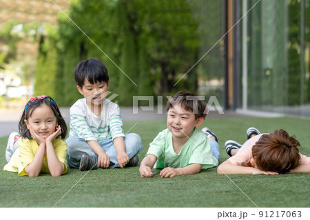 子供 芝生 仰向く 91217063
