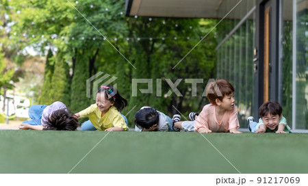 子供 芝生 仰向く 91217069