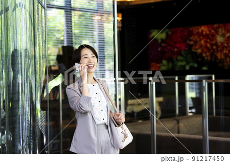 ビジネス　女性　オフィス　スマホ　会話　通話 91217450