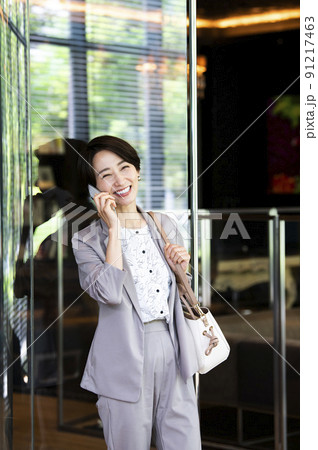 ビジネス　女性　オフィス　スマホ　会話　通話 91217463