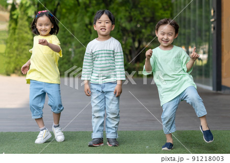 子供 ライフスタイル 三人 91218003