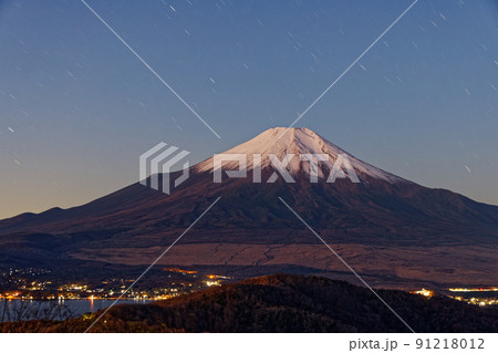 山中湖・石割山から見る夜明けの富士山 山中湖・石割山から見る夜明けの富士山 91218012