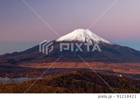 初冬の山中湖・石割山から見る夜明けの富士山 初冬の山中湖・石割山から見る夜明けの富士山 91218421