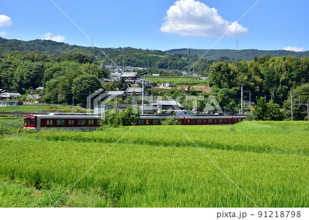 田んぼの中を走る近鉄電車 田んぼの中を走る近鉄電車 91218798