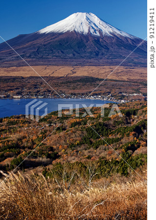 晩秋の大平山から望む富士山と山中湖 91219411