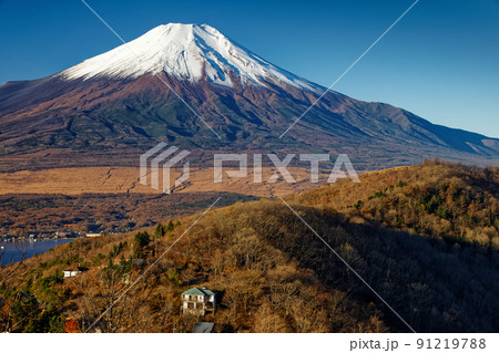 晩秋の山中湖・平尾山から見る富士山 91219788