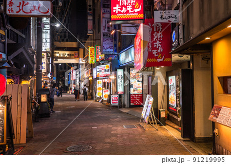 《大阪府》曽根崎お初天神通り商店街・飲み屋街 《大阪府》曽根崎お初天神通り商店街・飲み屋街 91219995