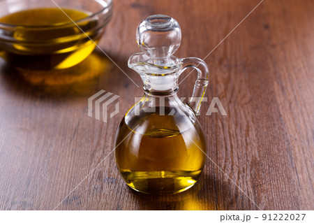 瓶に入ったオリーブオイル 91222027