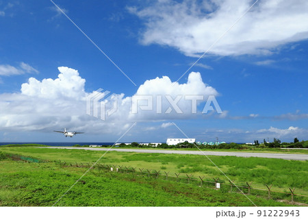 真夏の空の下ヨロン島与論空港へ着陸する飛行機の眺め 真夏の空の下ヨロン島与論空港へ着陸する飛行機の眺め 91222943