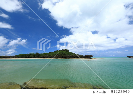 ヨロン島皆田海岸にある恐竜のような形をした皆田離という小島 91222949