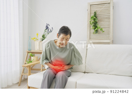 自宅で腹痛の高齢者女性 91224842