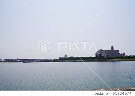 兵庫 西宮市 西宮大橋と西宮市西部総合処理センター (芦屋海浜公園から、初夏) 兵庫 西宮市 西宮大橋と西宮市西部総合処理センター (芦屋海浜公園から、初夏) 91224974
