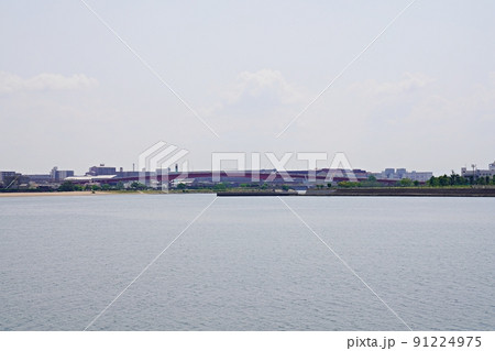 兵庫　西宮市　西宮浜をつなぐ西宮大橋　(芦屋海浜公園から、初夏) 91224975