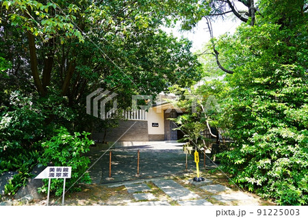 兵庫 芦屋市 滴翠美術館の玄関アプローチ(初夏) 兵庫 芦屋市 滴翠美術館の玄関アプローチ(初夏) 91225003