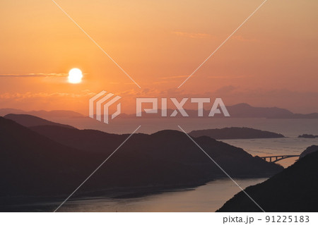 《岡山県》瀬戸内海国立公園 夕立受山から見る朝日 《岡山県》瀬戸内海国立公園 夕立受山から見る朝日 91225183