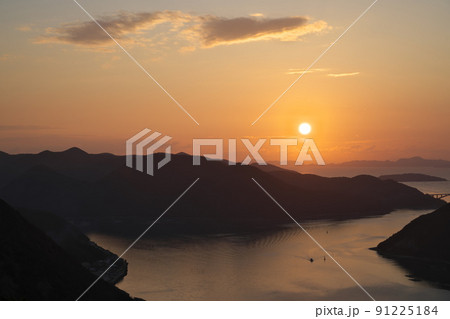 《岡山県》瀬戸内海国立公園 夕立受山から見る朝日 《岡山県》瀬戸内海国立公園 夕立受山から見る朝日 91225184