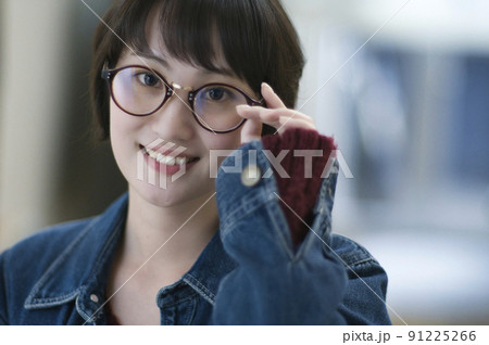 眼鏡をかける若い女性 眼鏡をかける若い女性 91225266