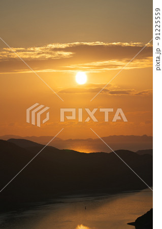 《岡山県》瀬戸内海国立公園 夕立受山から見る朝日 91225559