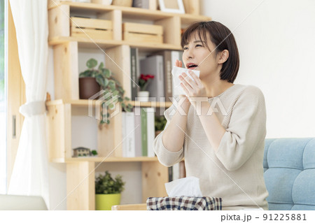 花粉症に苦しむ女性　花粉症の女性 91225881