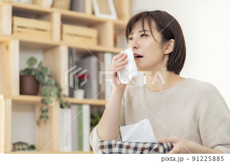 花粉症に苦しむ女性　花粉症の女性 91225885