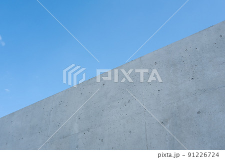 打ちっ放しのコンクリート壁と晴れた空　b-1  91226724