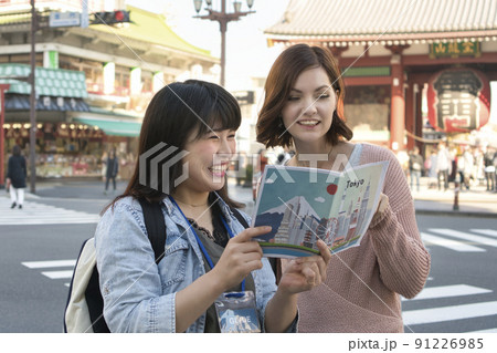 外国人と東京観光　浅草寺界隈 91226985