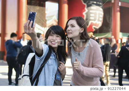スマホで記念写真を撮る外国人観光客 91227044