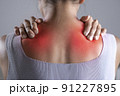 Asian woman has shoulder pain 91227895