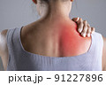 Asian woman has shoulder pain 91227896