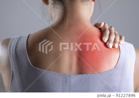 Asian woman has shoulder pain 91227896